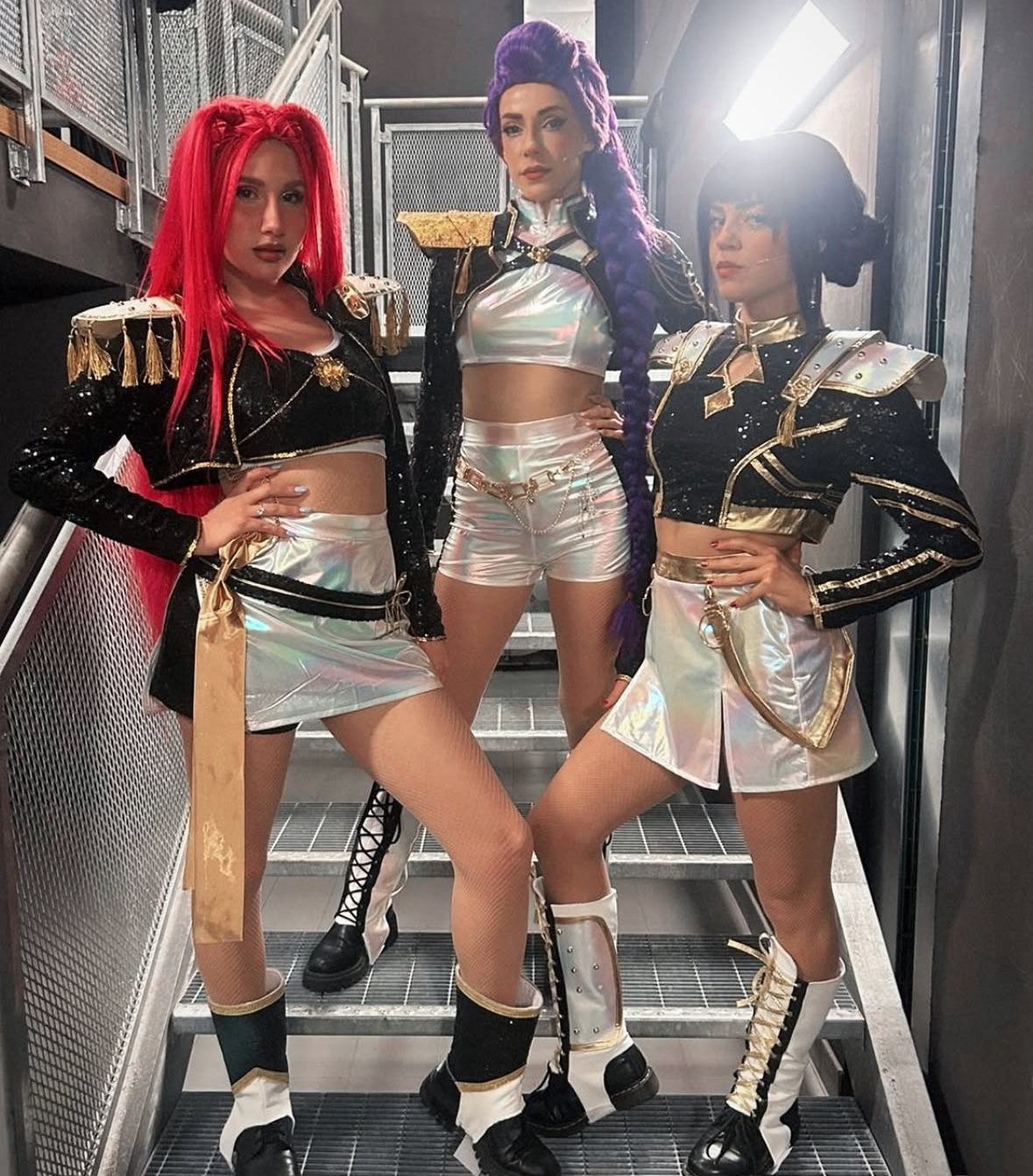 Tre performer di una delle crew nei costumi di scena